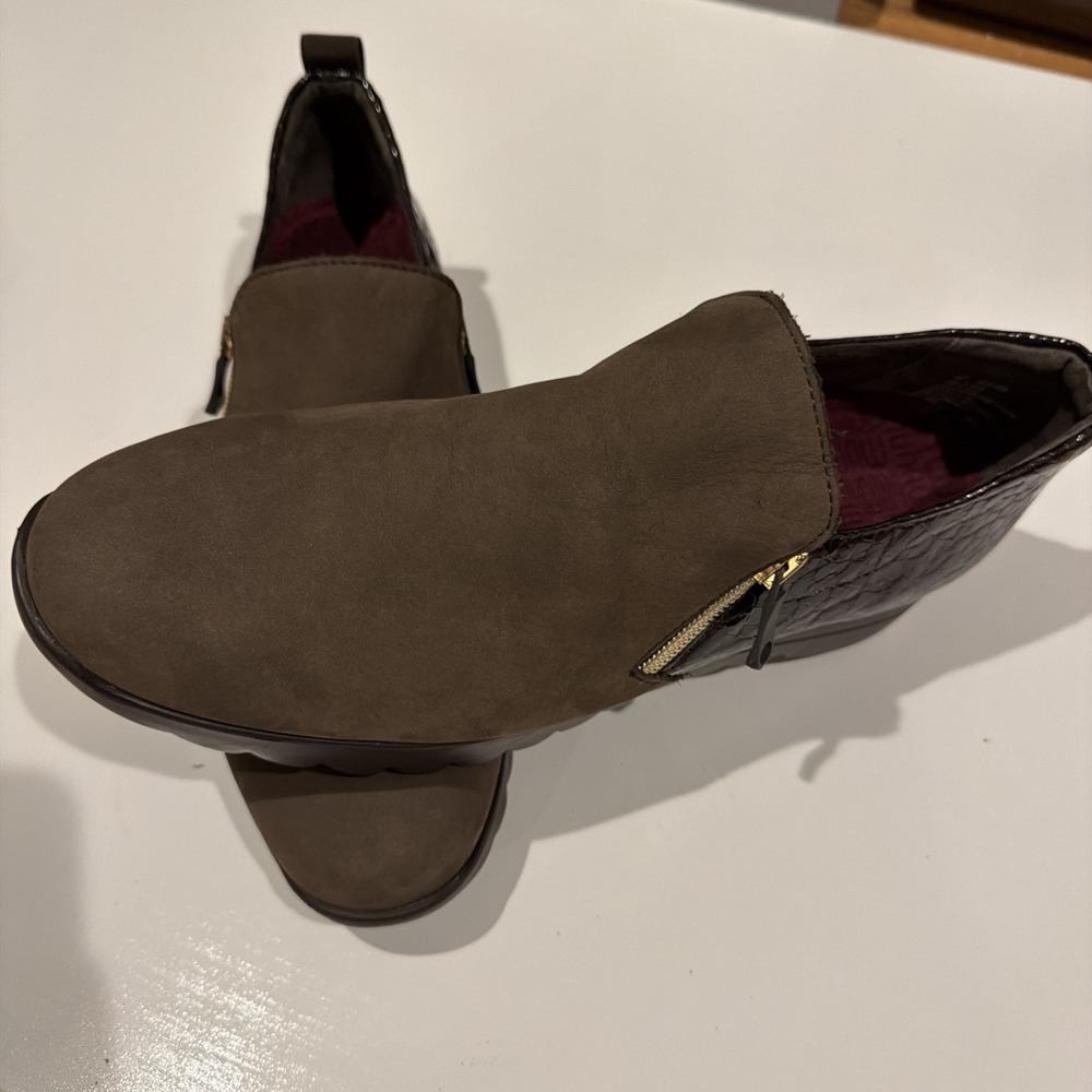 Munro Women's 10.5 SS Super Slim Brown Suede Croc Double Zip Shoes 1828
